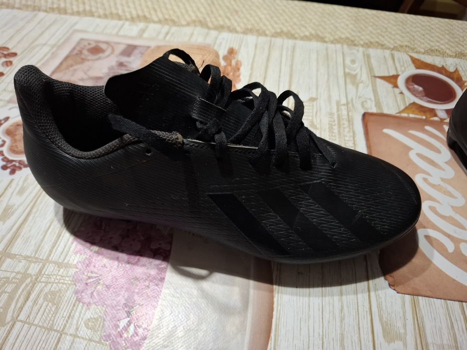 Продавам футболни обувки adidas.