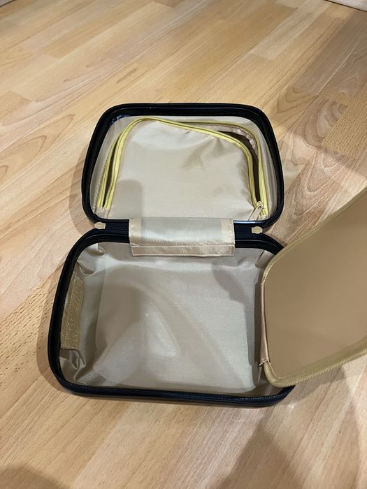 Ново куфарче за козметика Deliplus с подарък