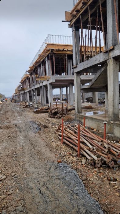 Echipa de meseriasi in constructii