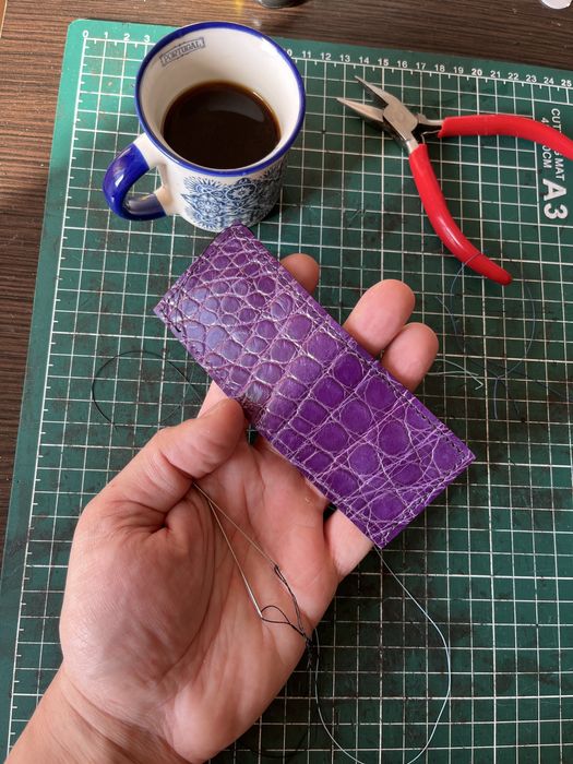 Clip magnetic pentru bani din piele de crocodil – lucrat manual