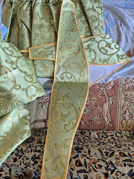 Срочно көшуге байланысты перде сатылады.