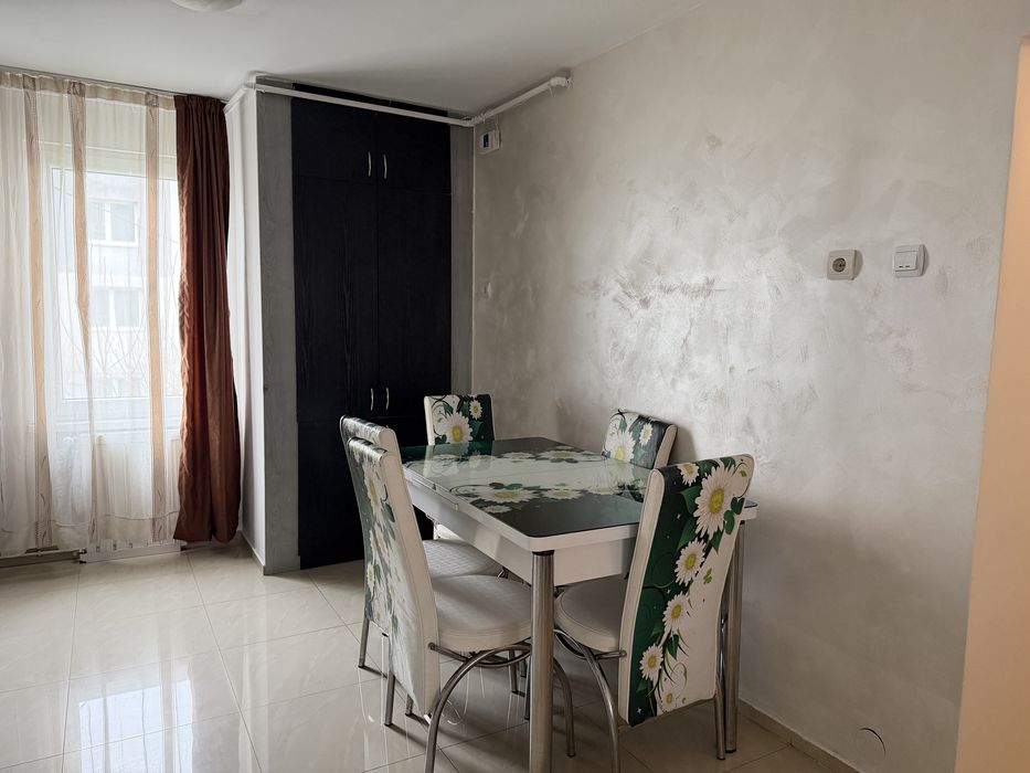 De închiriat apartament 3 camere Reghin