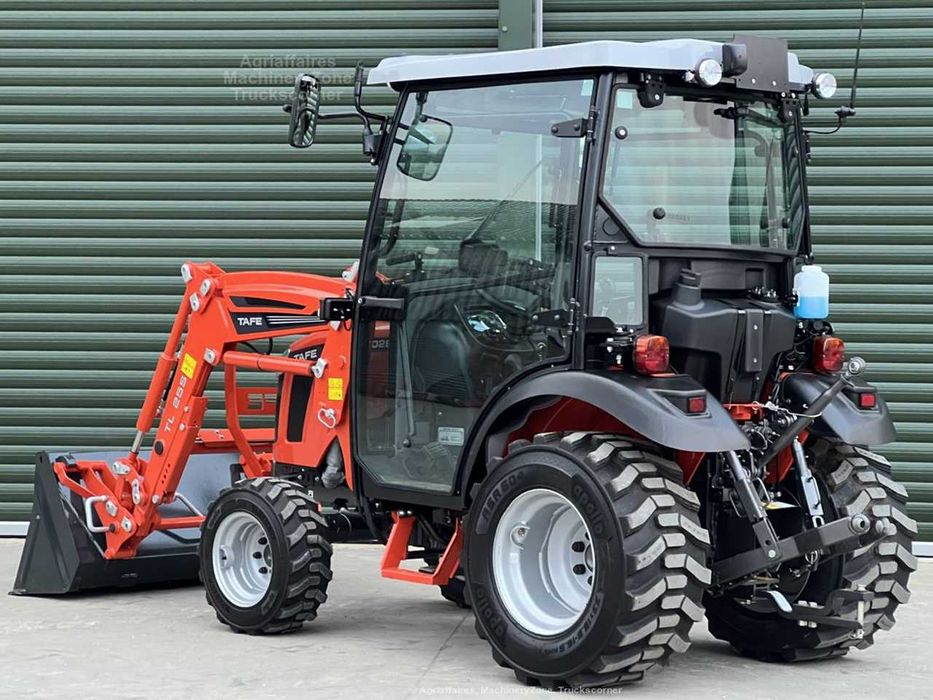 Колесный трактор Tafe 6028M CAB