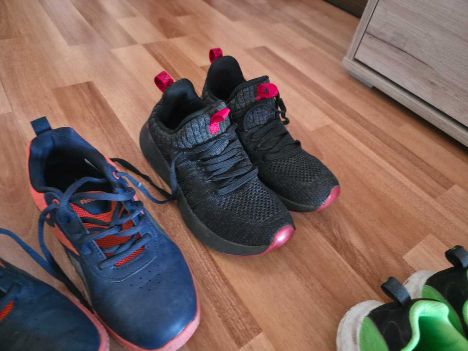 Papuci bench  negru cu rosu numarul 35, adidas negri numarul 35,reebok numarul 36 papuci tot reebok numarul 35, negociabil