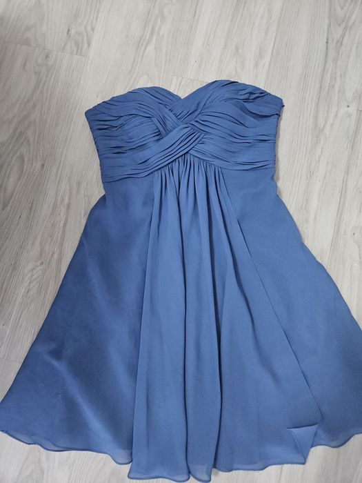 Къса синя рокля.