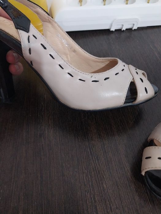 Срочно продаются  босоножки