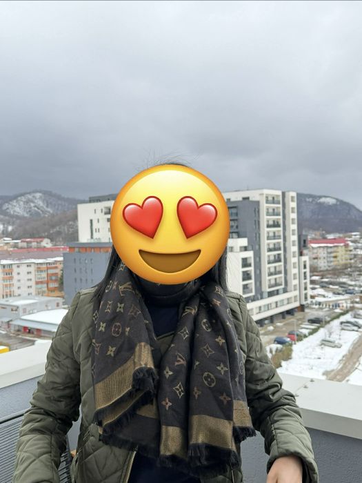 Eşarfa Louis Vuitton Originală
Confecționată din mătase (compoz