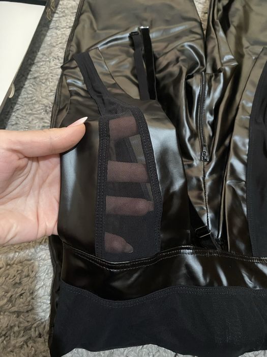 Черни кожени и лачени обувки и кожено облекло