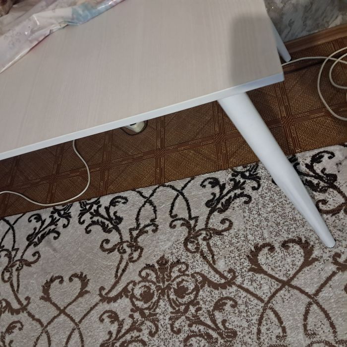 Продам стол белый