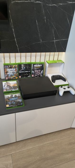 Xbox One X / 1TB