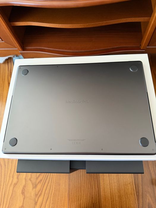 macbook pro 16" M4 pro 512GB
