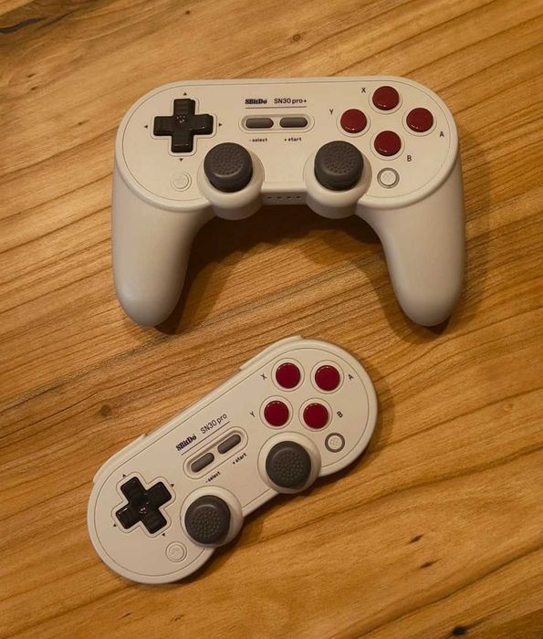 Два контролера 8BitDo: SN30 Pro и SN30 Pro+