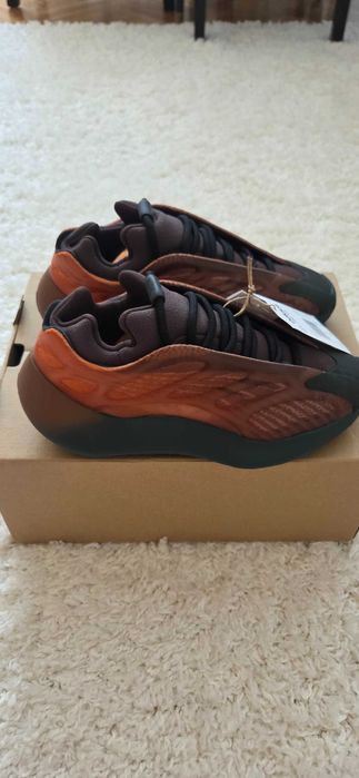 Adidas Yeezy 700 V3,originali,marimea 36 2/3,maro cu portocaliu,noi,cu eticheta