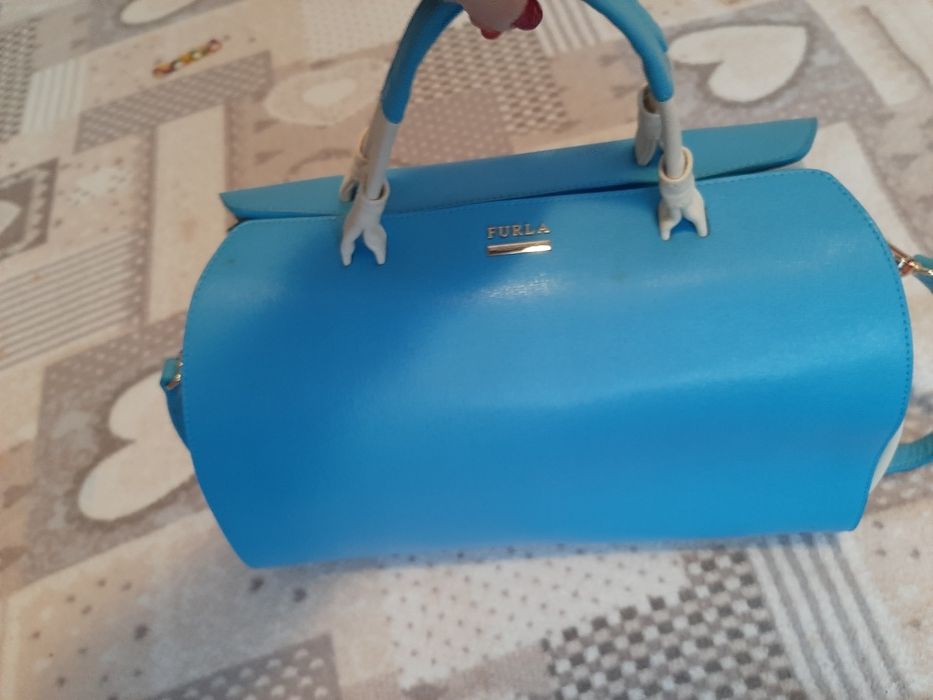 Furla albastra..