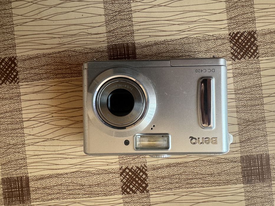 Camera foto digitala si camera pe film