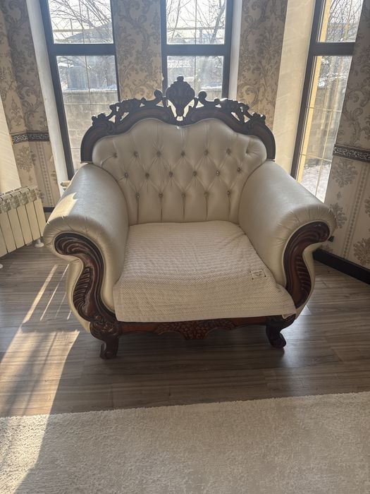 Диван с креслом с подушками