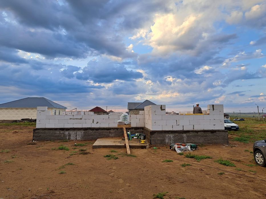 Продам не достроиный дом в Акшат3