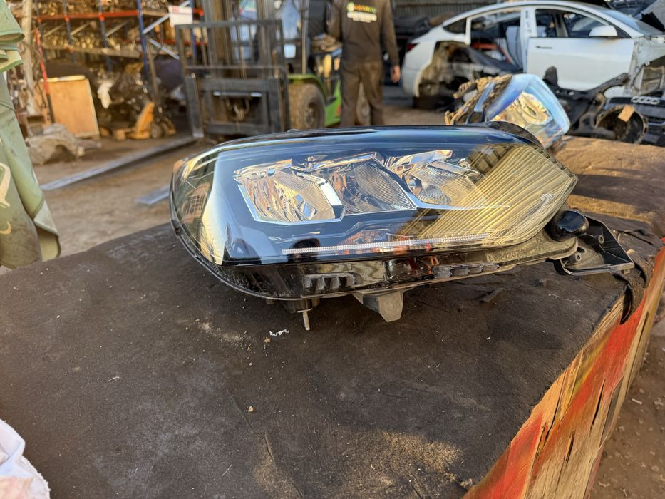 Фар десен Led technology PEUGEOT 208 лед 2021год оригинален перфектен