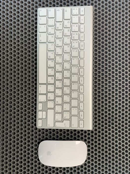 Клавиатура и мышь Apple.
