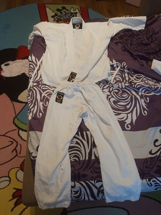 Vând costum carate