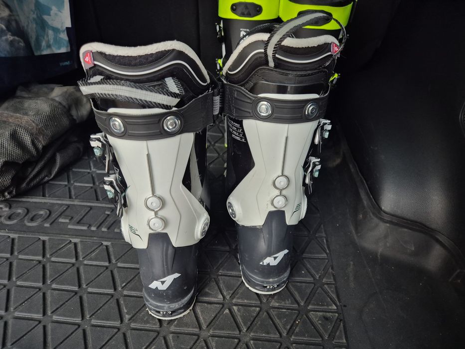 Vând clăpari de schi Nordica Pro Machine W 85, marimea 24