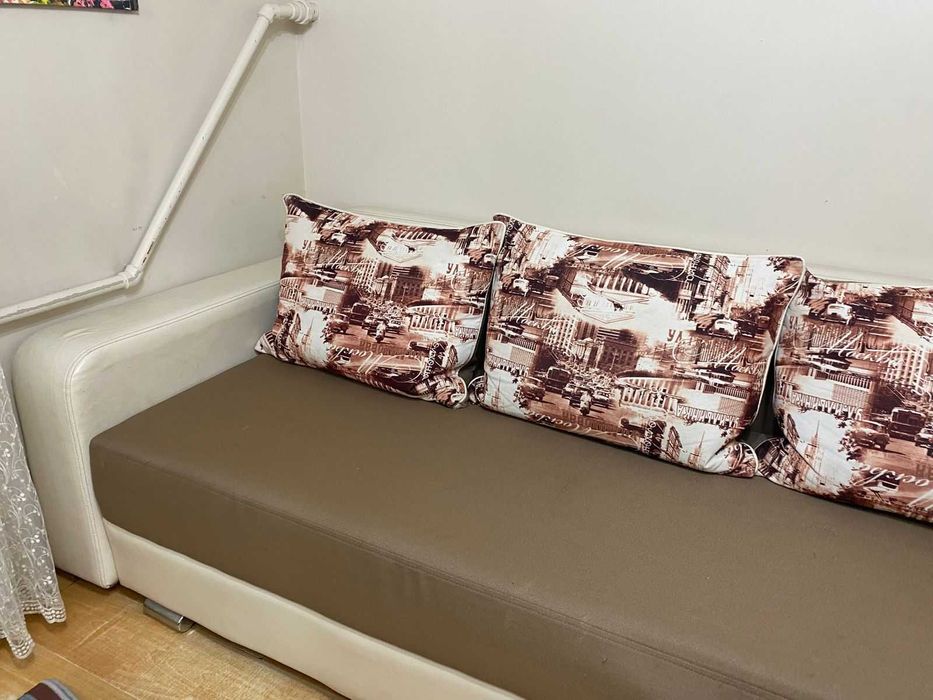 Продается диван двухместный