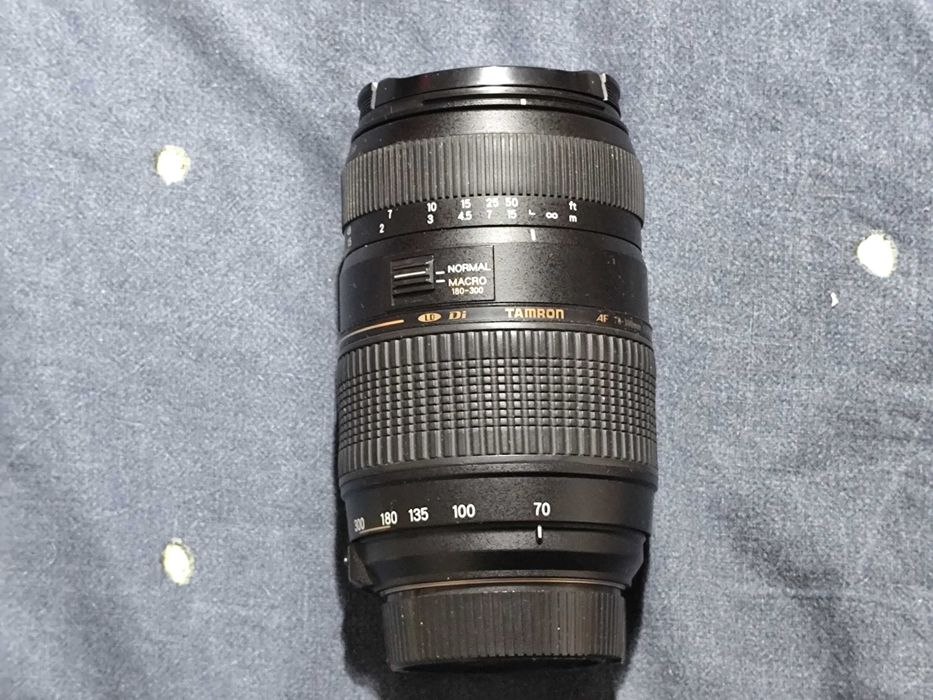 Фотоапарат „Nikon“ с три обектива