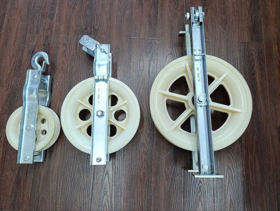 Подвесной кабельный ролик для протяжки кабеля