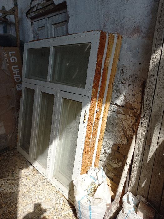 Рама с окнами, и акфа подоконикками в комплекте.