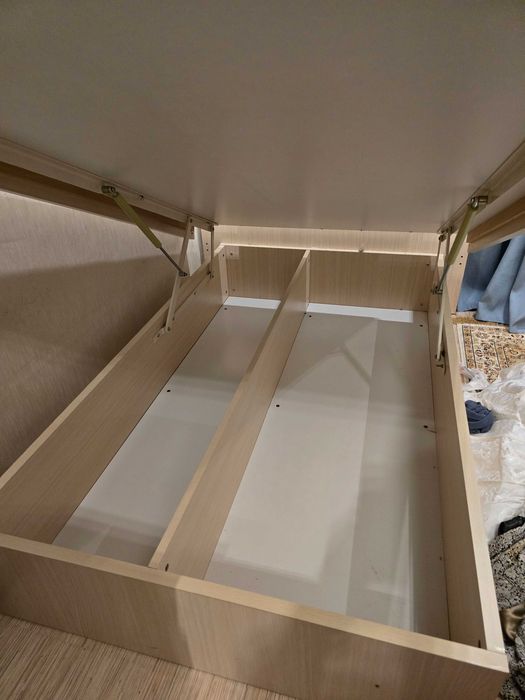 Кровать полуторка с дном для вещей.