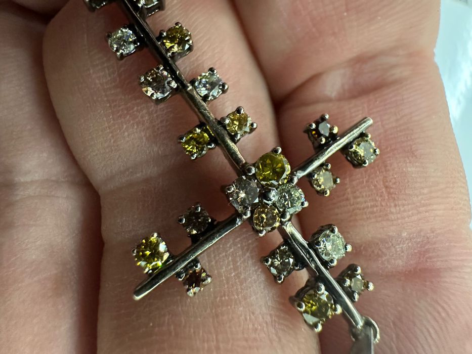 18к златен кръст с цветни диаманти.