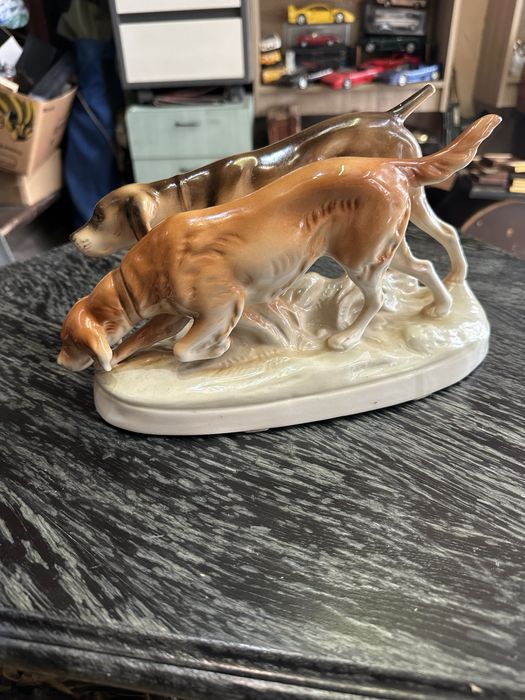 красива голяма порцеланова фигура ловни кучета Royal Dux