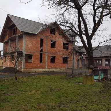Vând casă și atelier