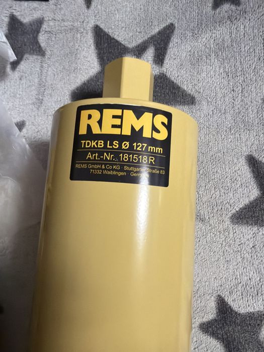 Acesta este o carotă diamantată REMS TDKB LS cu diametrul de 127 mm (cod articol 181518 R), destinată găuririi uscate în materiale de construcții