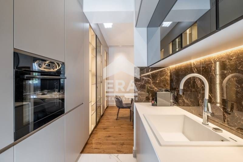 Дава се под наем Тристаен апартамент в София, Център - 120 кв.м за 3590.4 € - Снимка #9