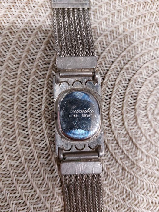 Продавам японски часовник сребърен в отлично състояние.