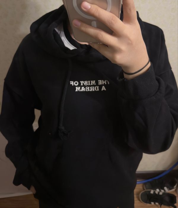Модное черное худи с принтом на спине