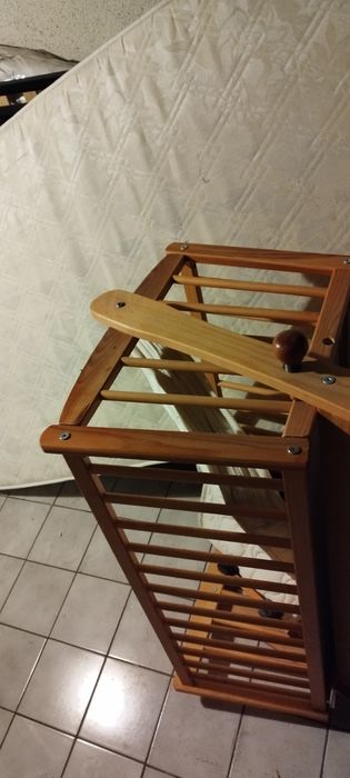 Детско дървено легло с матрак. Леглото е с опция да се люлее.