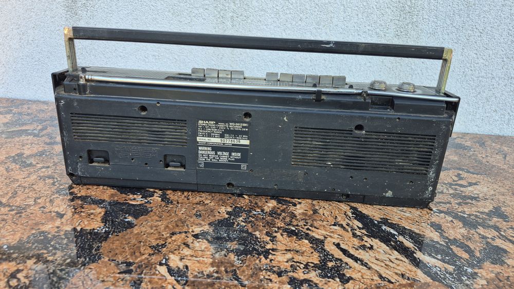 Vând Radio Casetofon Sharp model WQ-261Z(BK), culoare argintie/negru, ideal pentru pasionații de muzică retro.