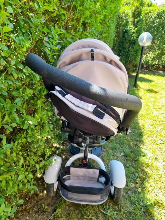 Триколка със сенник и въртяща се седалка има и легнало положение