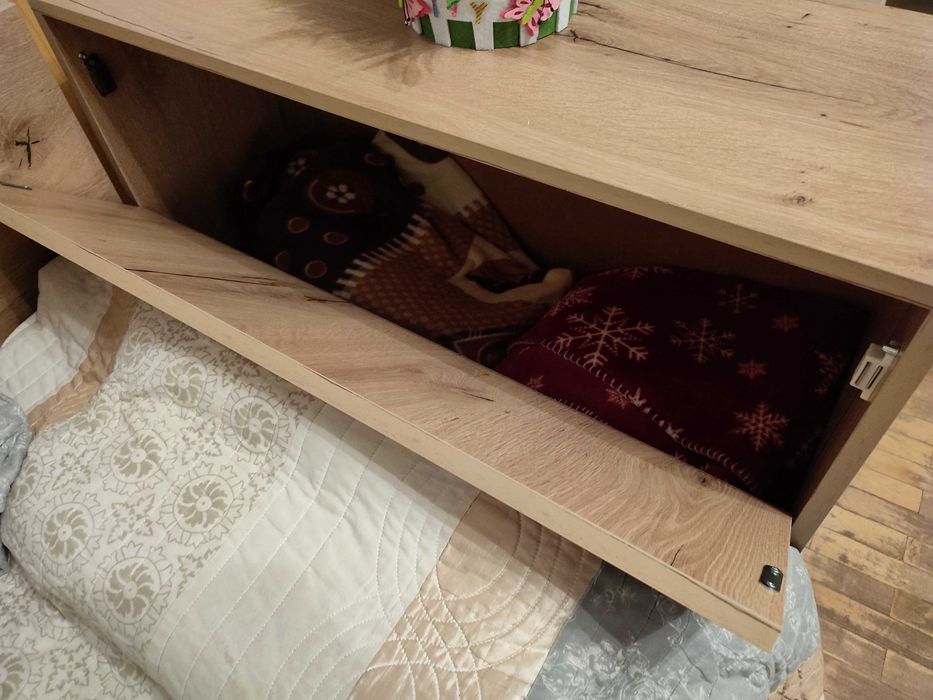 Продавам отлично запазено детско-юношеско легло,отделна ракла,подарък