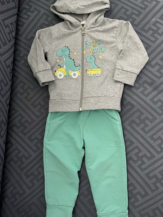 Комплет с динозавър