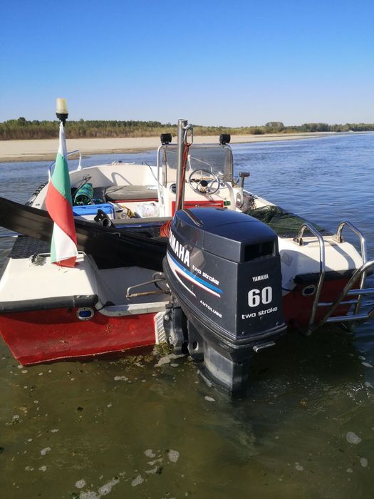 Продавам лодка със извънбордов двигател Yamaha 60 k.c