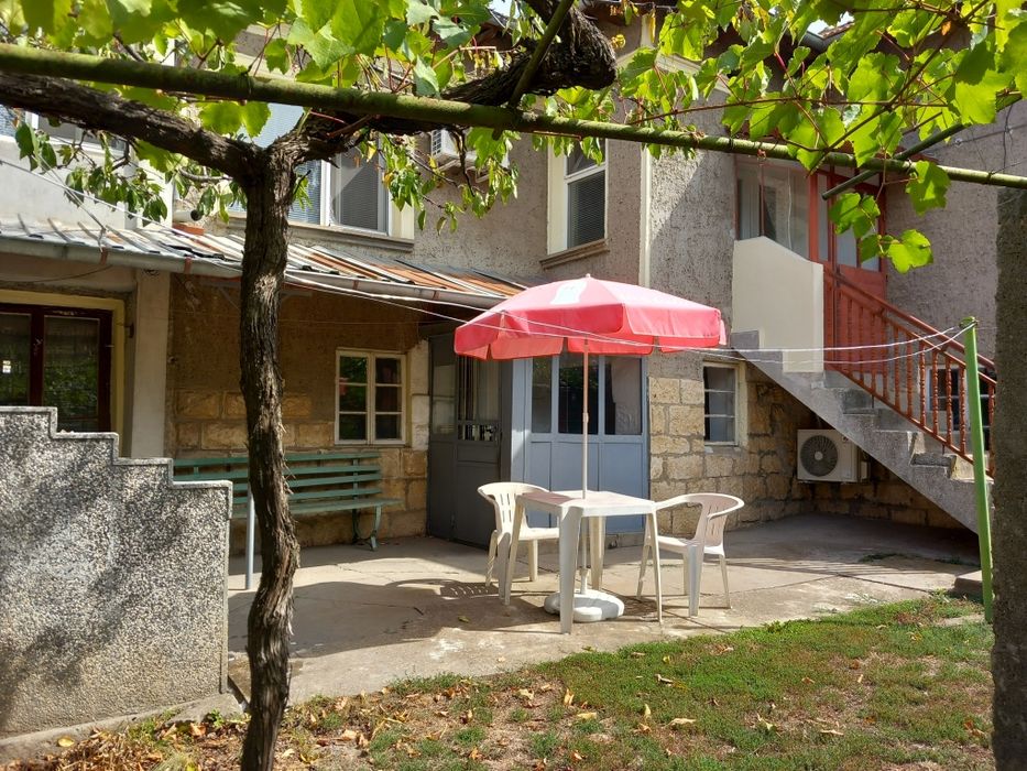 Къща с двор, 950 кв.м. в центъра на Исперих