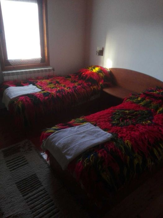 Продавам къща за живеене и къща за гости с голям двор