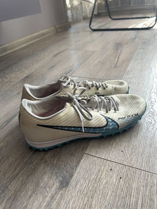 Футболни маратонки и бутонки