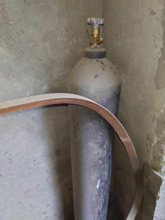 Инструменты, углекислый баллон, лебёдка, болгарка, точильный станок