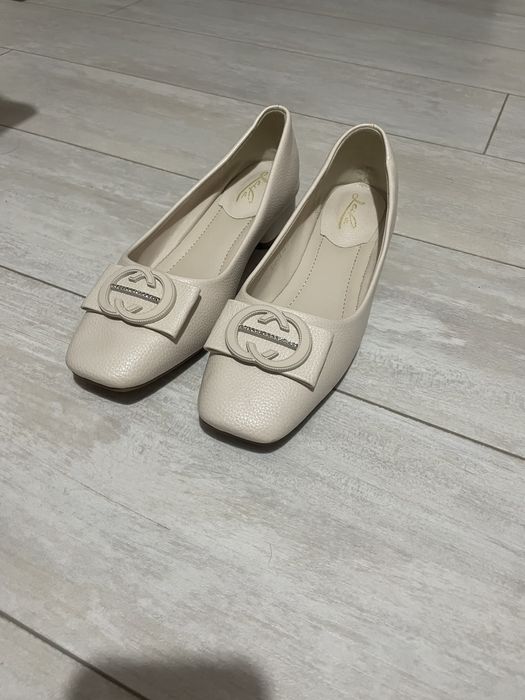 Женский оёк кийим сотилади . Янги