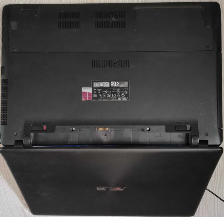 15.6" Лаптоп ASUS X550CA 4GB RAM 500GB HDD с проблем клавиатура и бат.