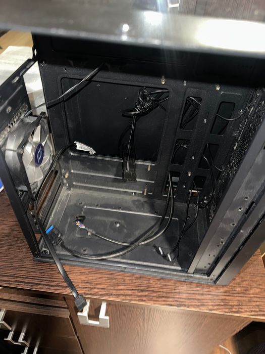 AQIRYS mid-tower cu panou frontal din sticlă/acrilic și panou lateral transparent  Plus ventilatoare rgb și cabluri speciale